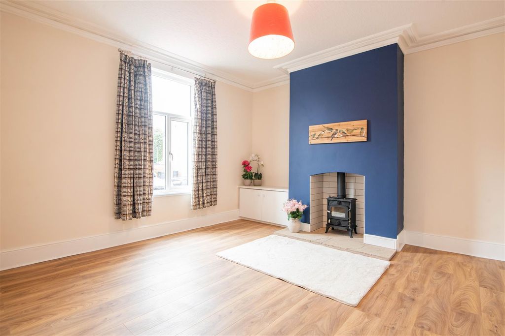 Property photo 2 of 32 Lounge