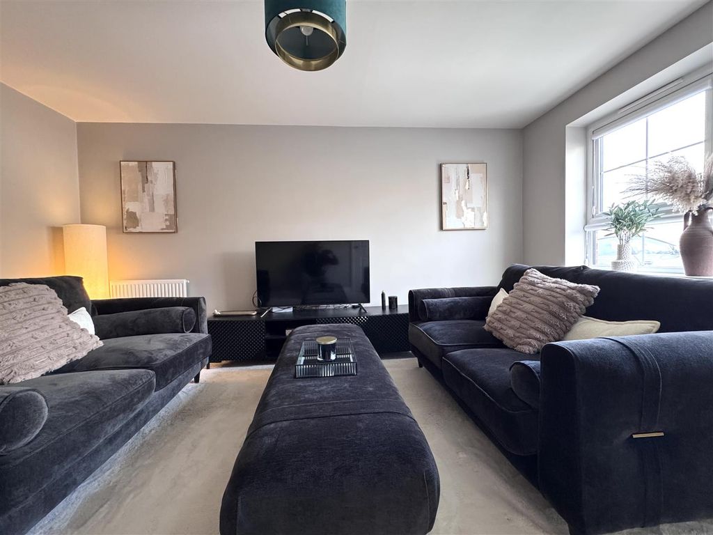 Property photo 2 of 38 Lounge