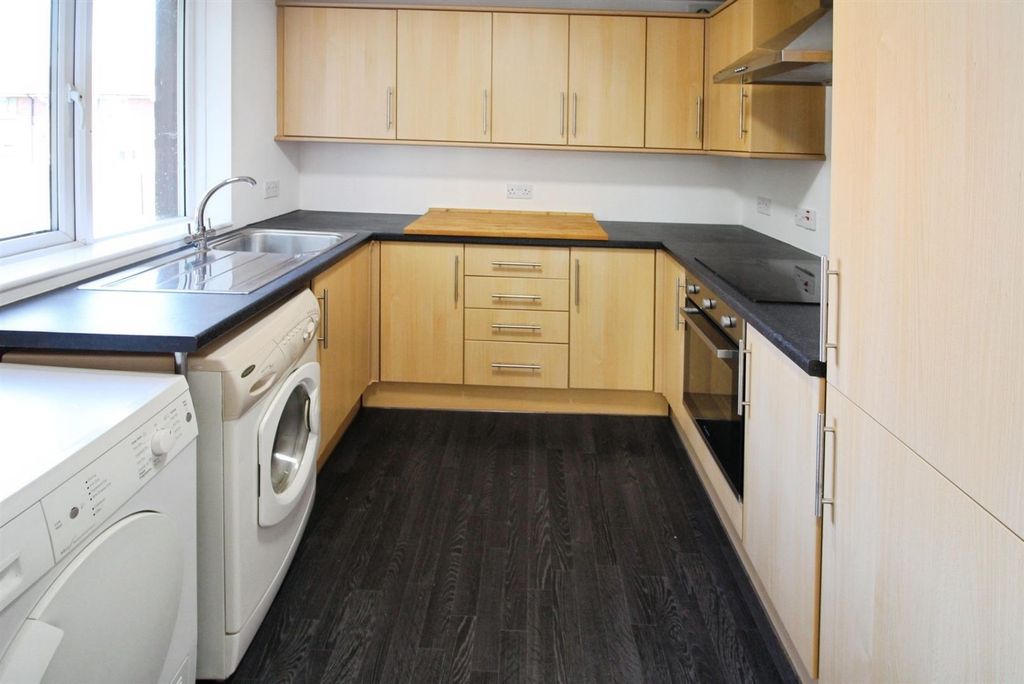 Property photo 2 of 11 Fitted Kitchen