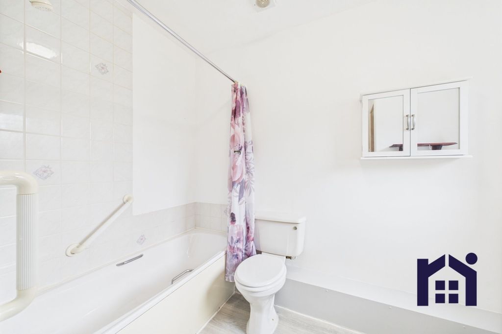 Property photo 3 of 13 Bathroom