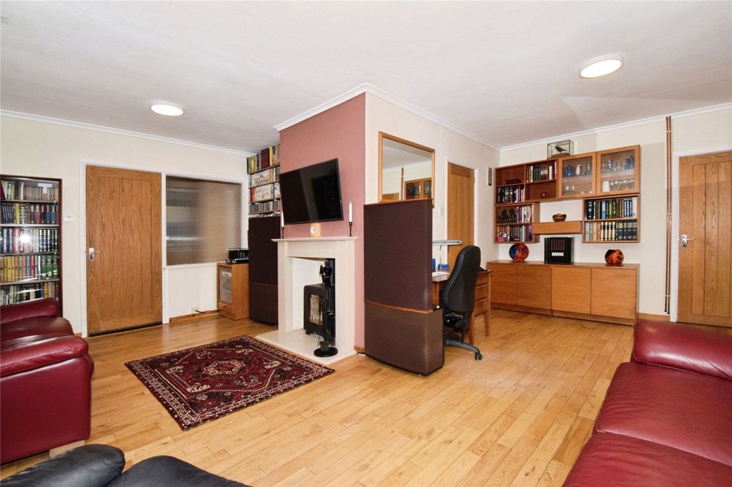 Property photo 2 of 24 Lounge