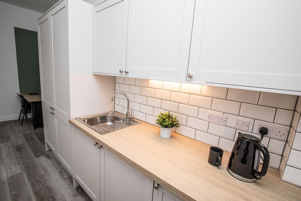 Property photo 3 of 12 Bedroom 3 Kitchenette