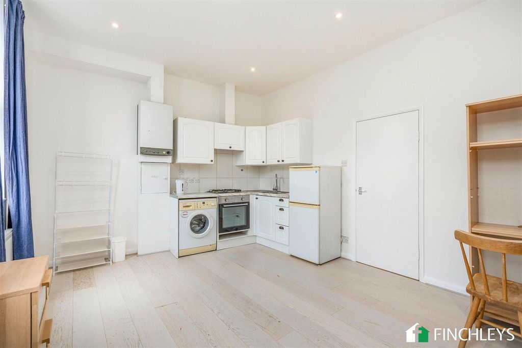 Property photo 2 of 10 Flatb371Regentsparkroadlondonn31Dh-3.Jpg