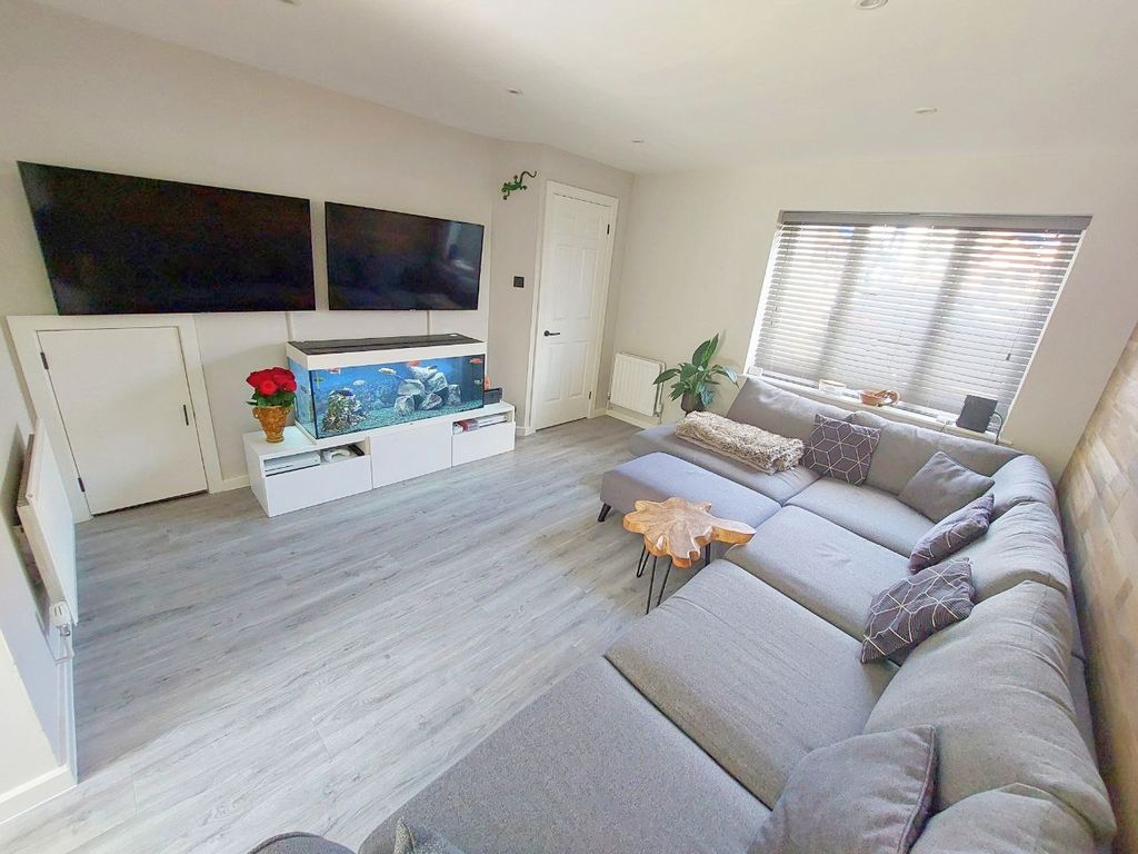 Property photo 2 of 11 Image