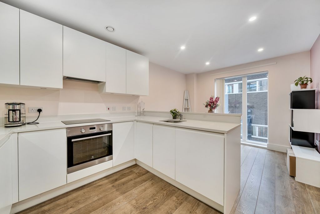 Property photo 2 of 19 Kitchen (3)