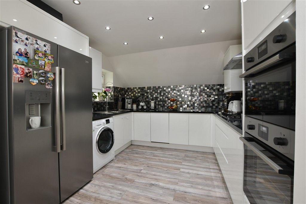 Property photo 2 of 11 Kitchen