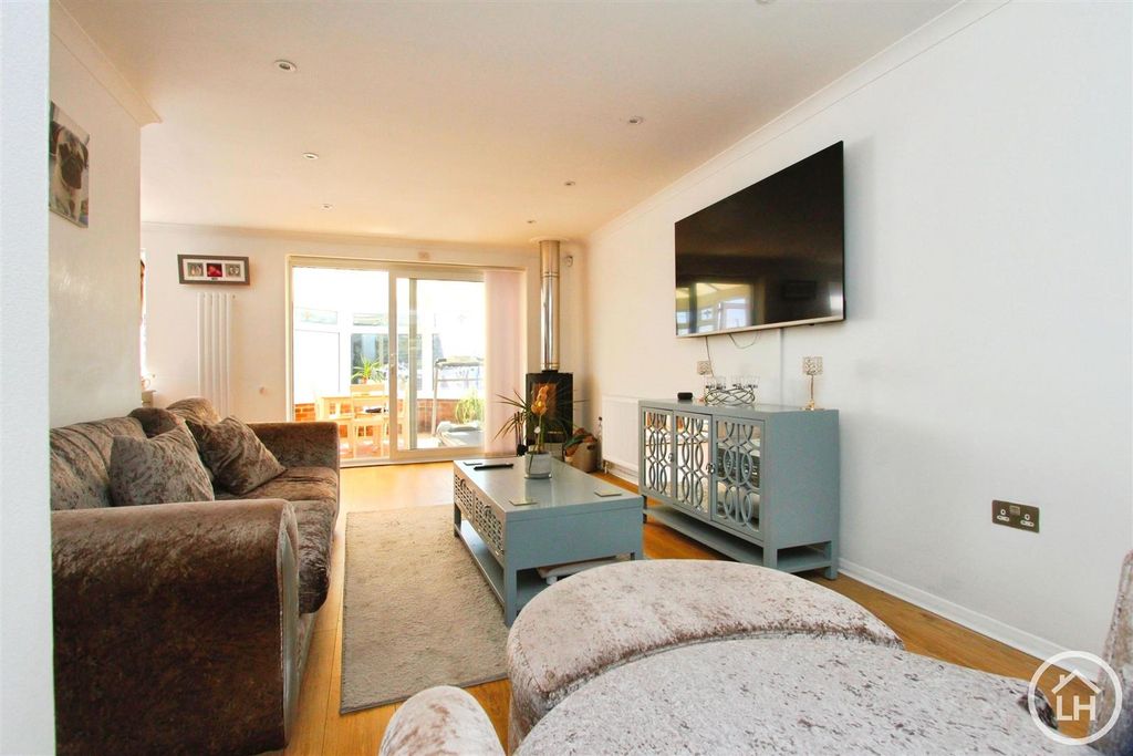 Property photo 2 of 18 Lounge