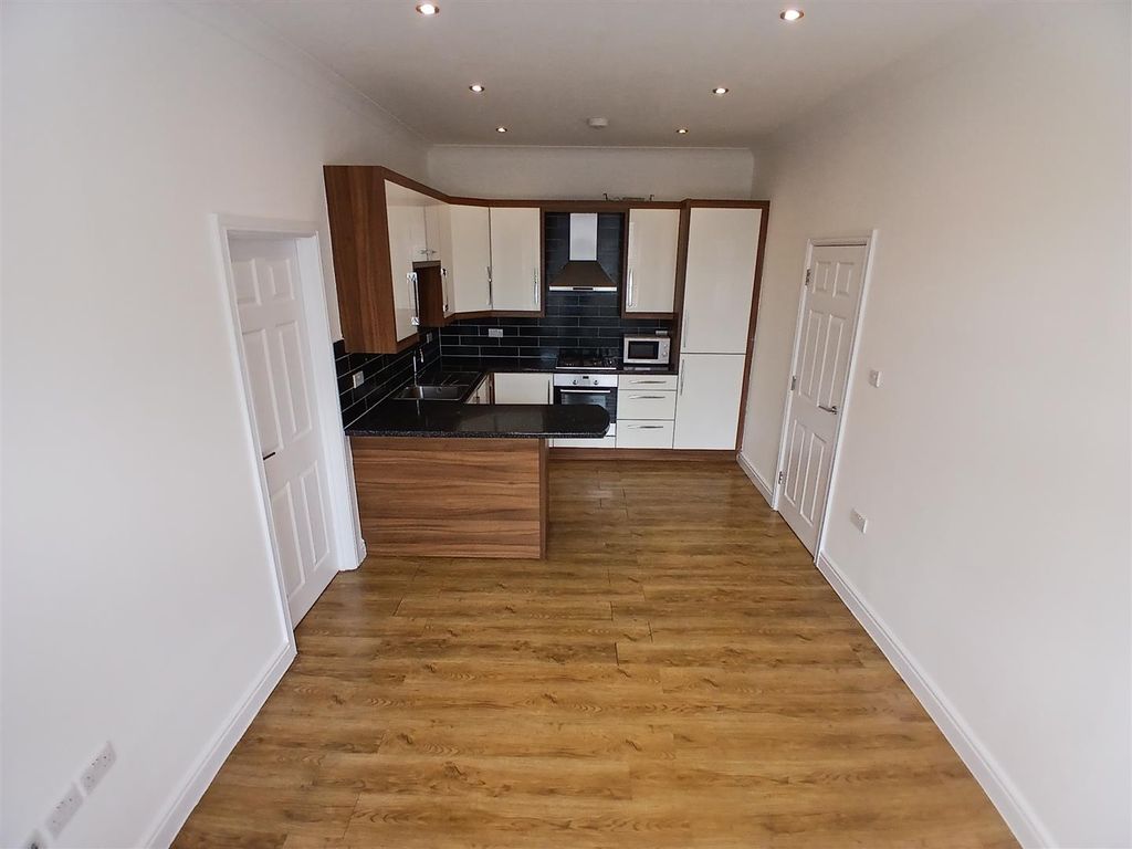 Property photo 3 of 10 Lounge/Kitchen