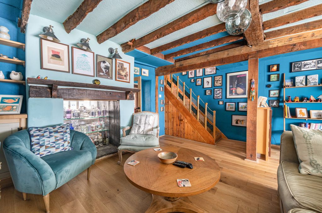 Property photo 3 of 21 Living Room