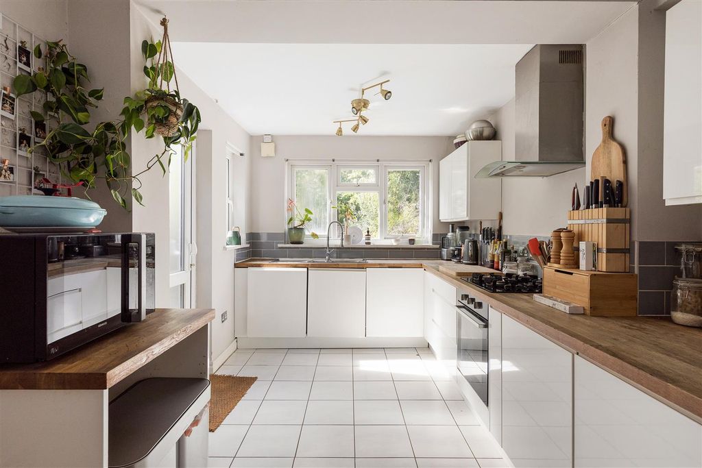 Property photo 3 of 32 Spruce Hills Road, E17
