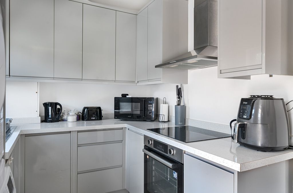Property photo 3 of 17 1324775-9-68760921B63F9