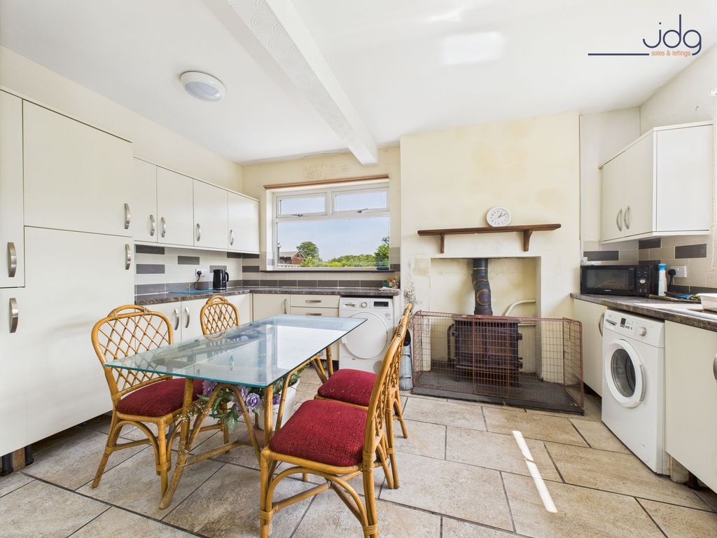 Property photo 3 of 16 Bright Spacious Kitchen