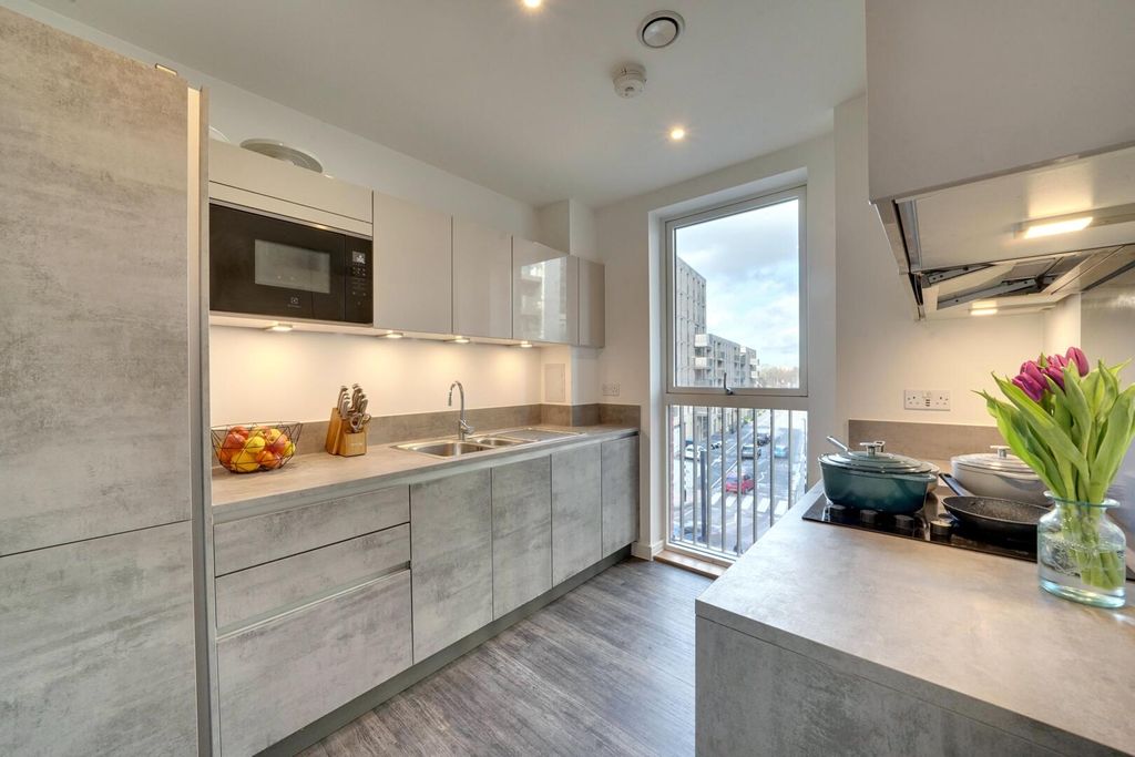 Property photo 3 of 17 Kitchen