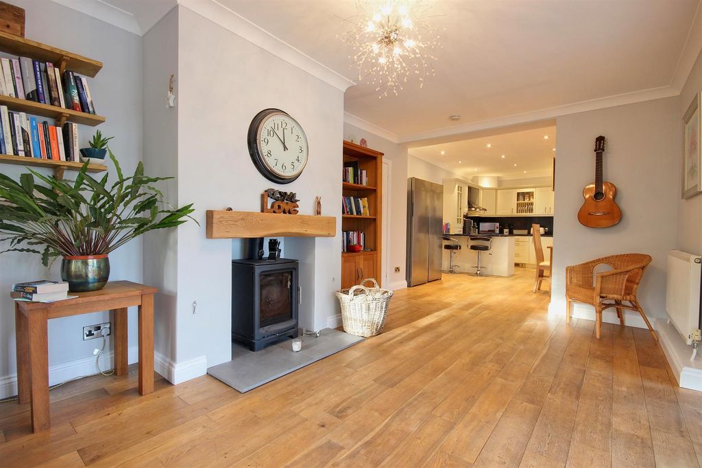 Property photo 2 of 43 Day Room