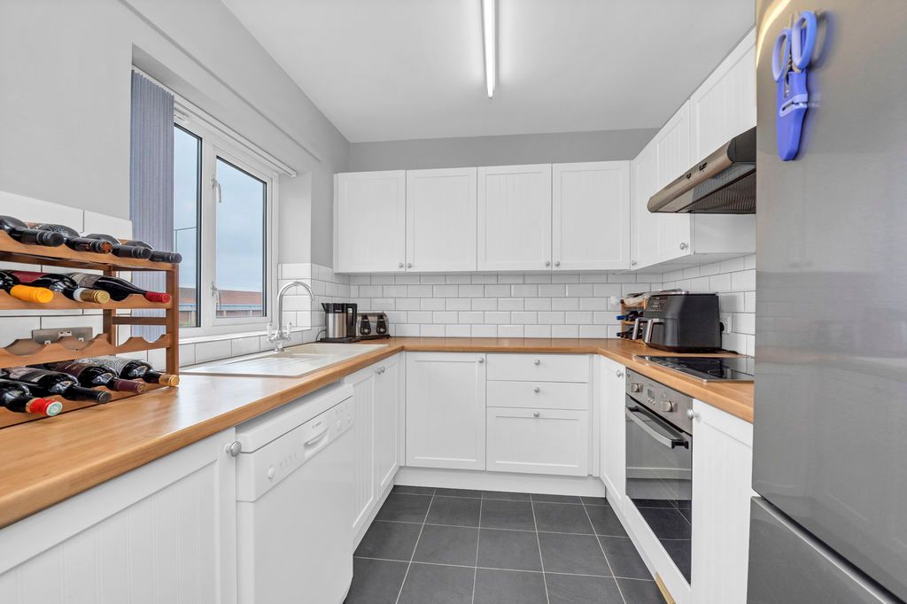 Property photo 2 of 11 Kitchen