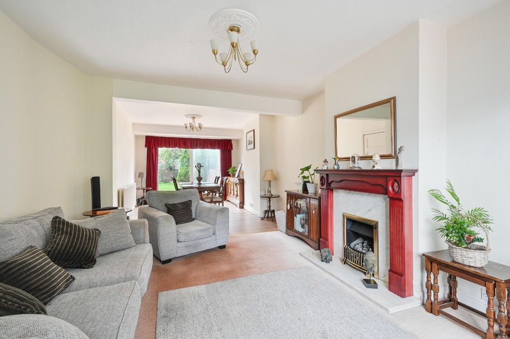 Property photo 2 of 19 Stoneleigh Park Road, (2).Jpg