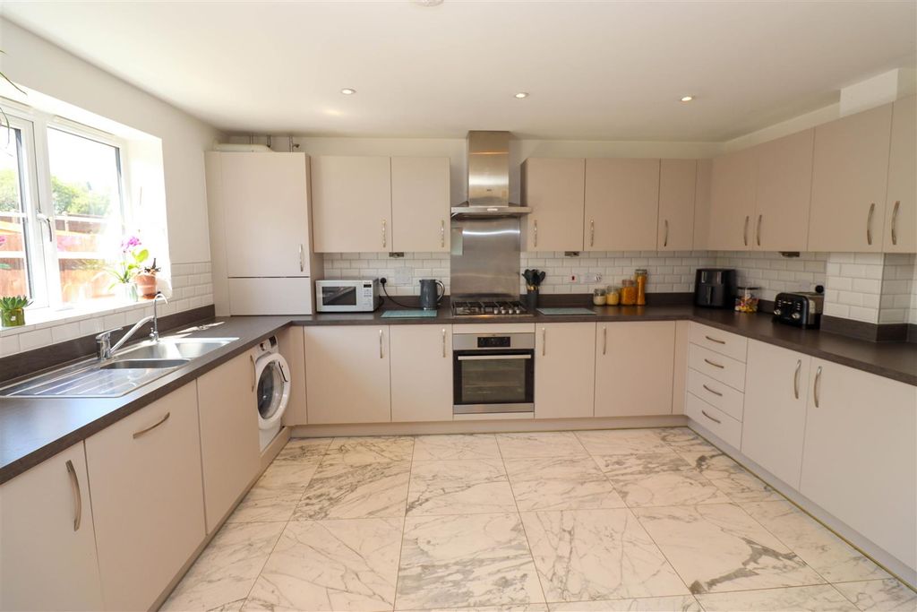 Property photo 3 of 20 Kitchen/Breakfast Room