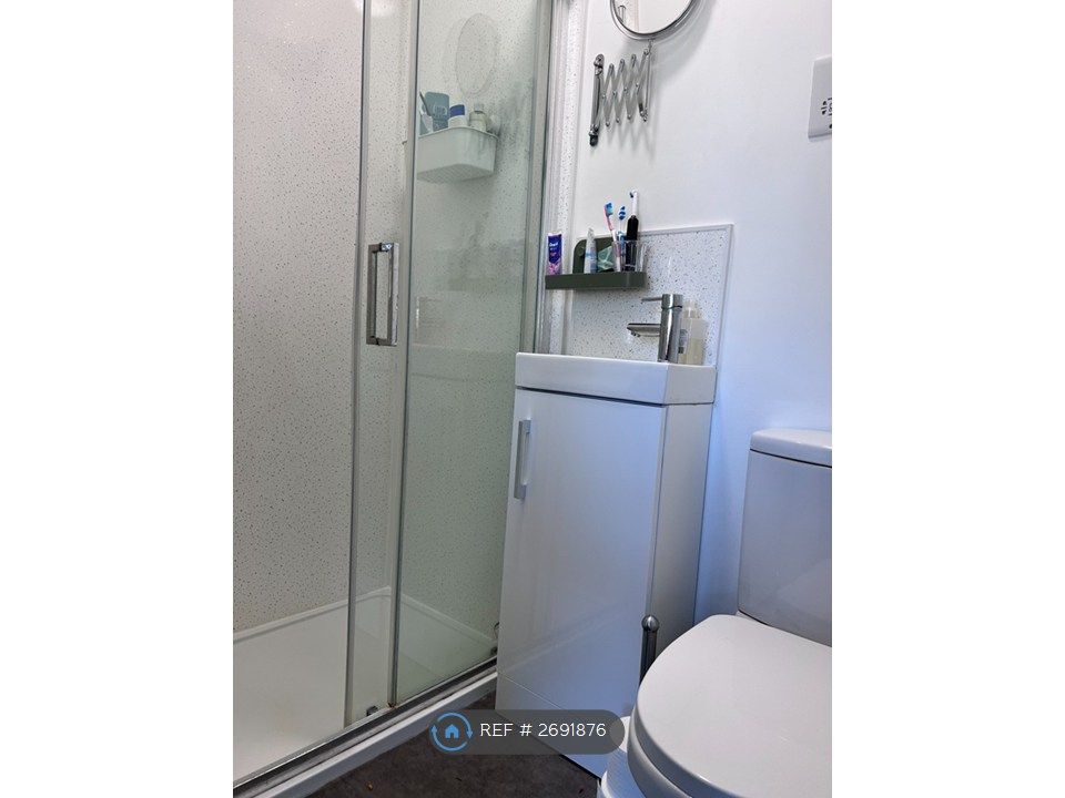 Property photo 3 of 9 Ensuite