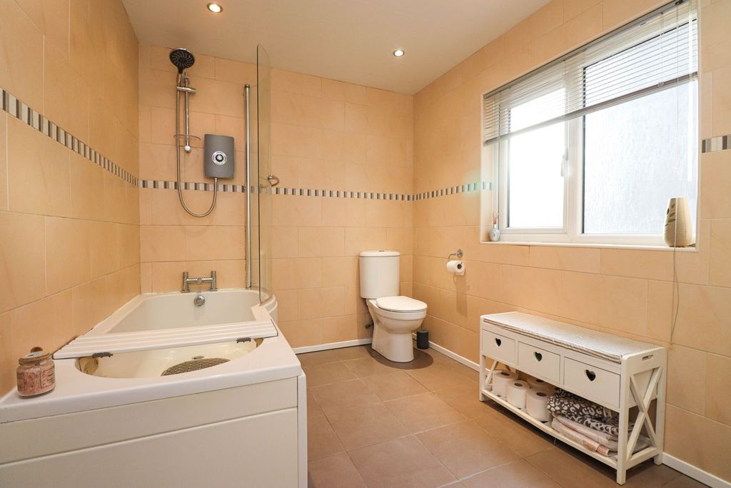 Property photo 3 of 20 Bathroom