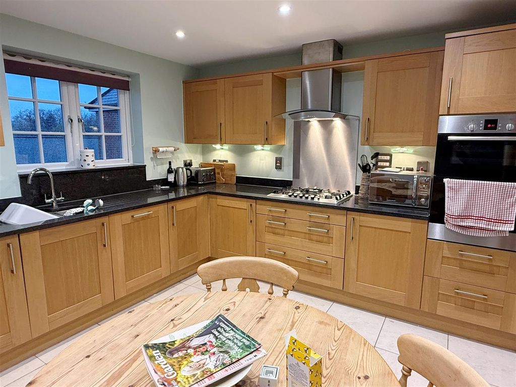 Property photo 3 of 23 Break - Kitch 1.Jpg