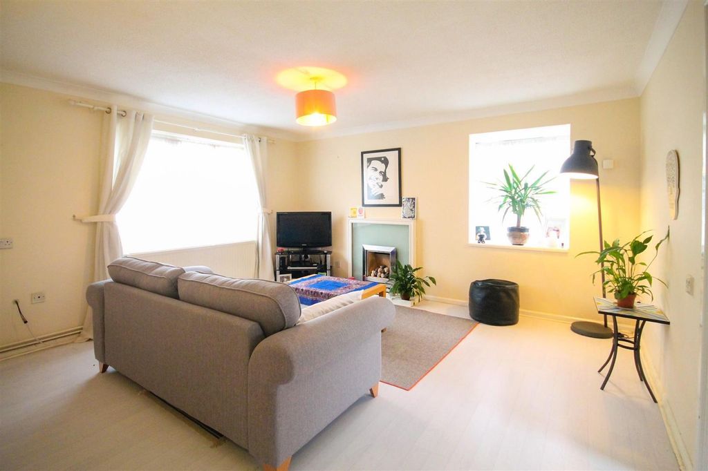 Property photo 2 of 5 Living.Jpg