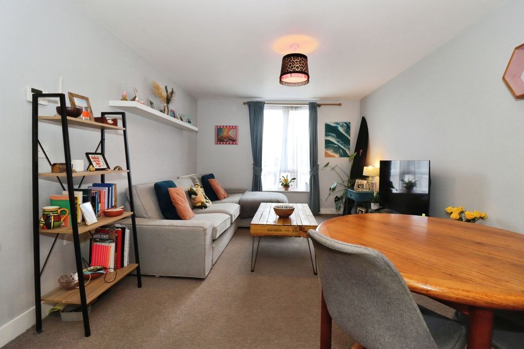 Property photo 3 of 17 Pbox-Img.Jpg