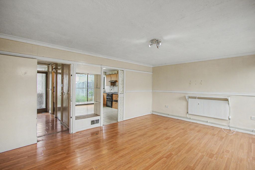 Property photo 2 of 13 31 Bell Farm Avenue, Dagenham, Essex, Rm10 7At