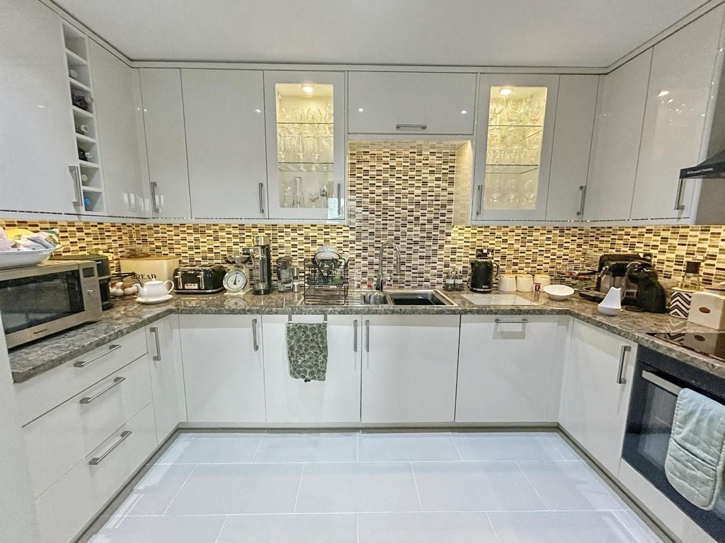 Property photo 3 of 22 Kitchen