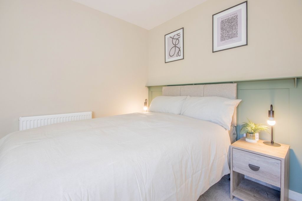 Property photo 3 of 11 E
