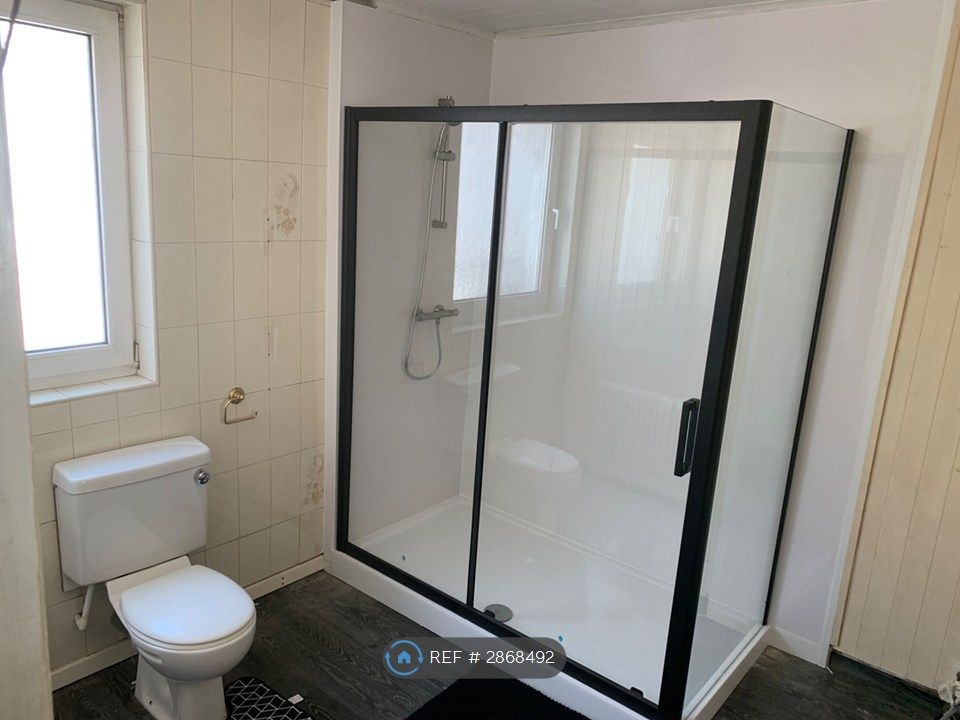 Property photo 1 of 17 Bathroom