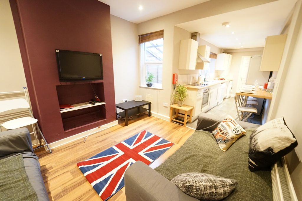 Property photo 1 of 7 Living Room