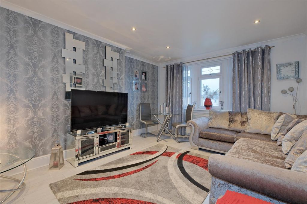 Property photo 3 of 25 Lounge