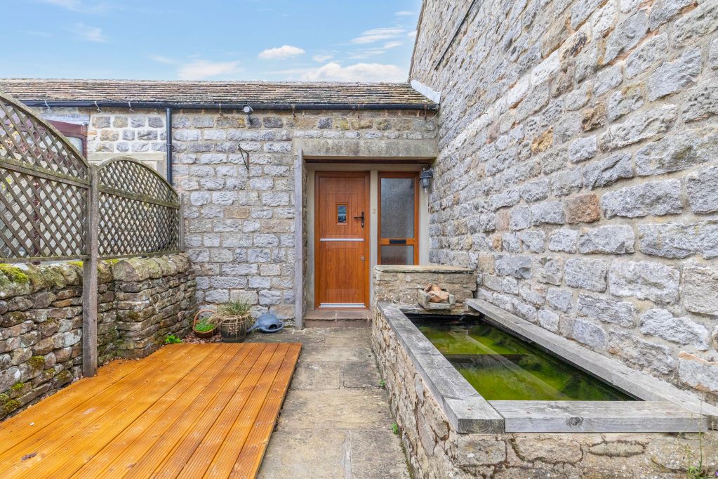 Property photo 2 of 32 Front Garden