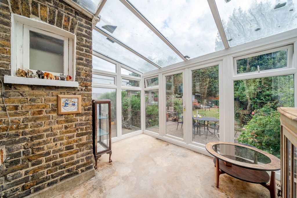Property photo 2 of 11 Conservatory