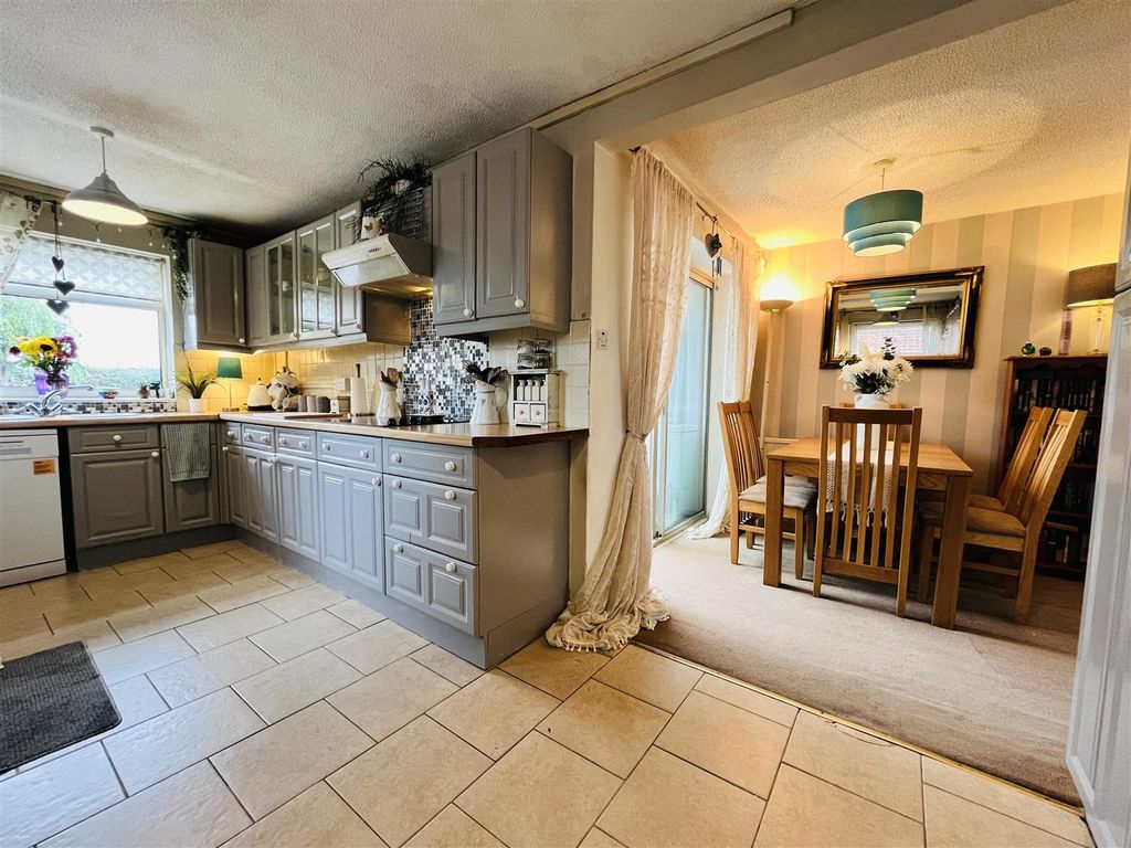 Property photo 1 of 17 Kitchen