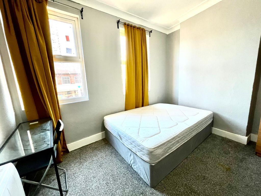 Property photo 1 of 11 Room 2- £650 Available From 01/10/2026