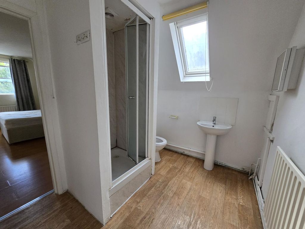 Property photo 3 of 5 Ensuite