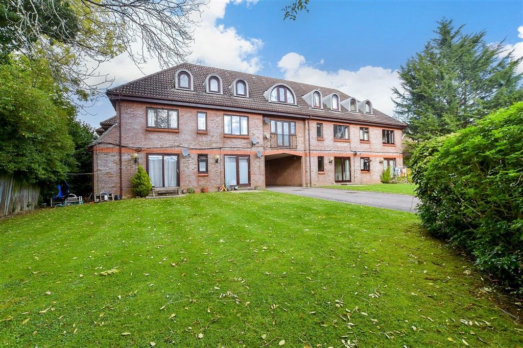 Property photo 2 of 11 Communal Gardens