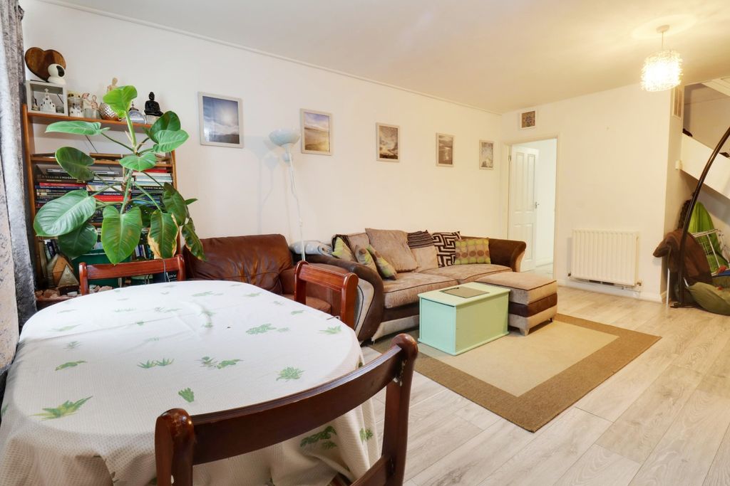 Property photo 2 of 9 6109981