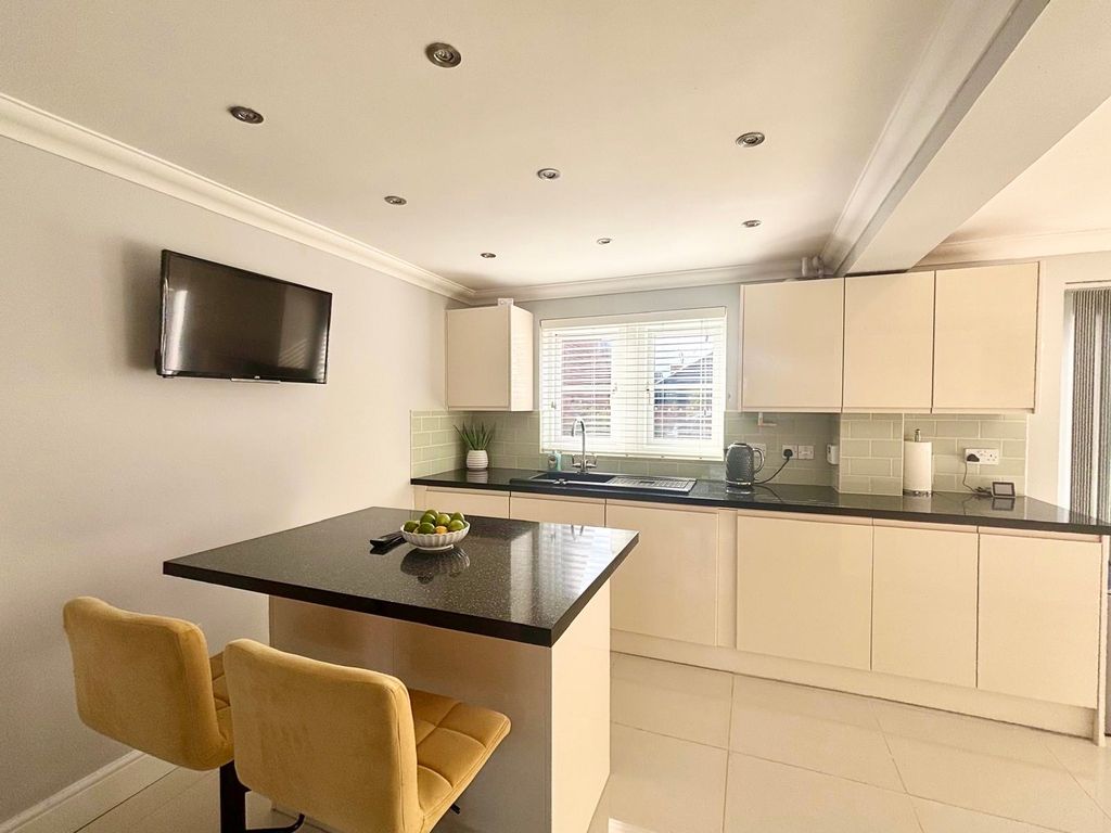 Property photo 3 of 21 Kitchen