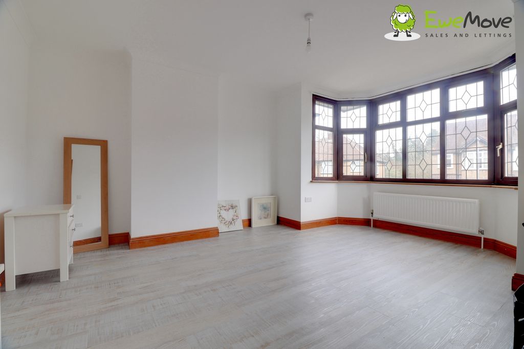 Property photo 2 of 12 At Elmwood Crescent By Ben Brind @ Ewemove Sales &amp;