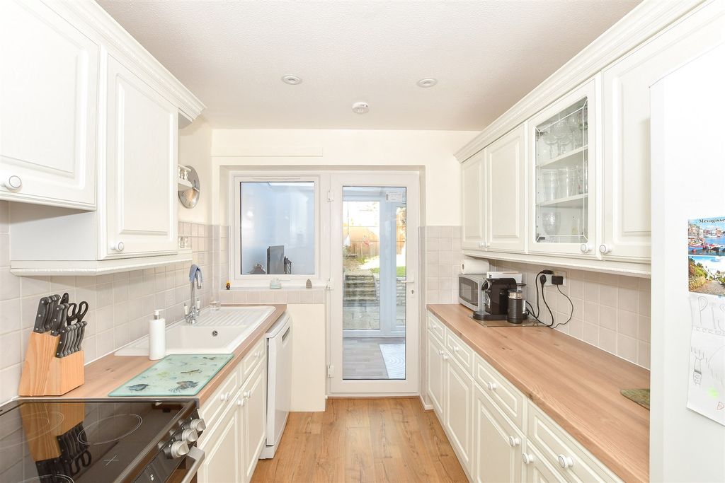 Property photo 2 of 11 Kitchen