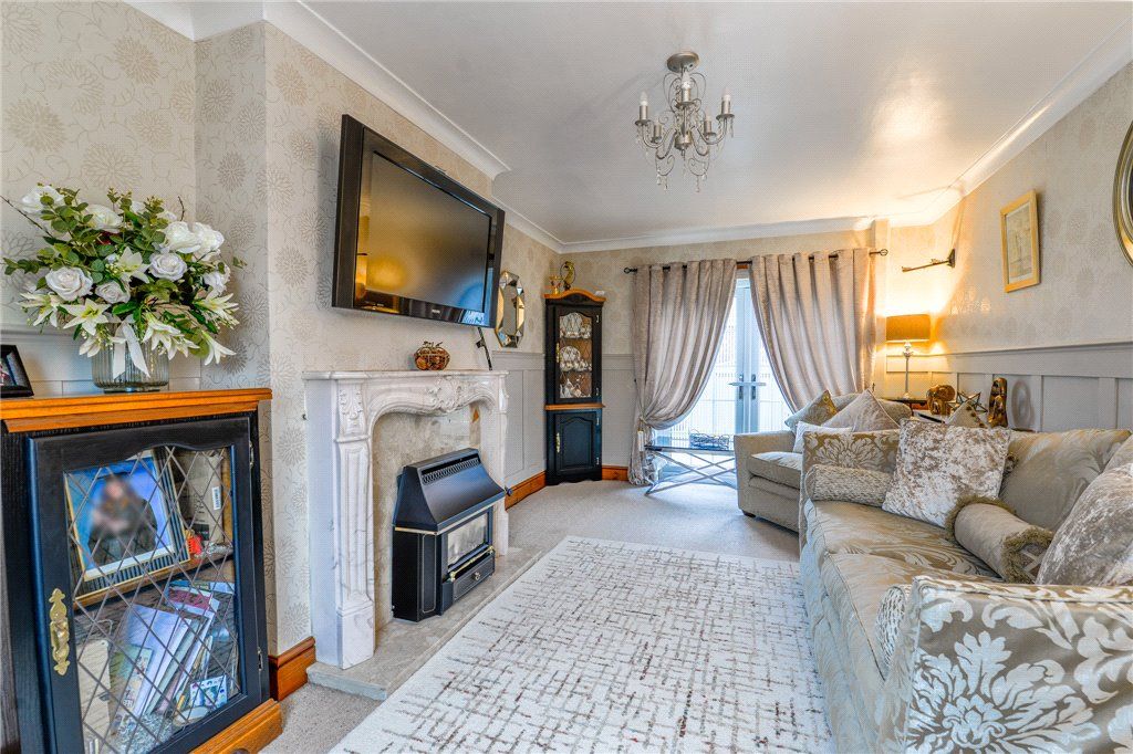 Property photo 3 of 17 Lounge