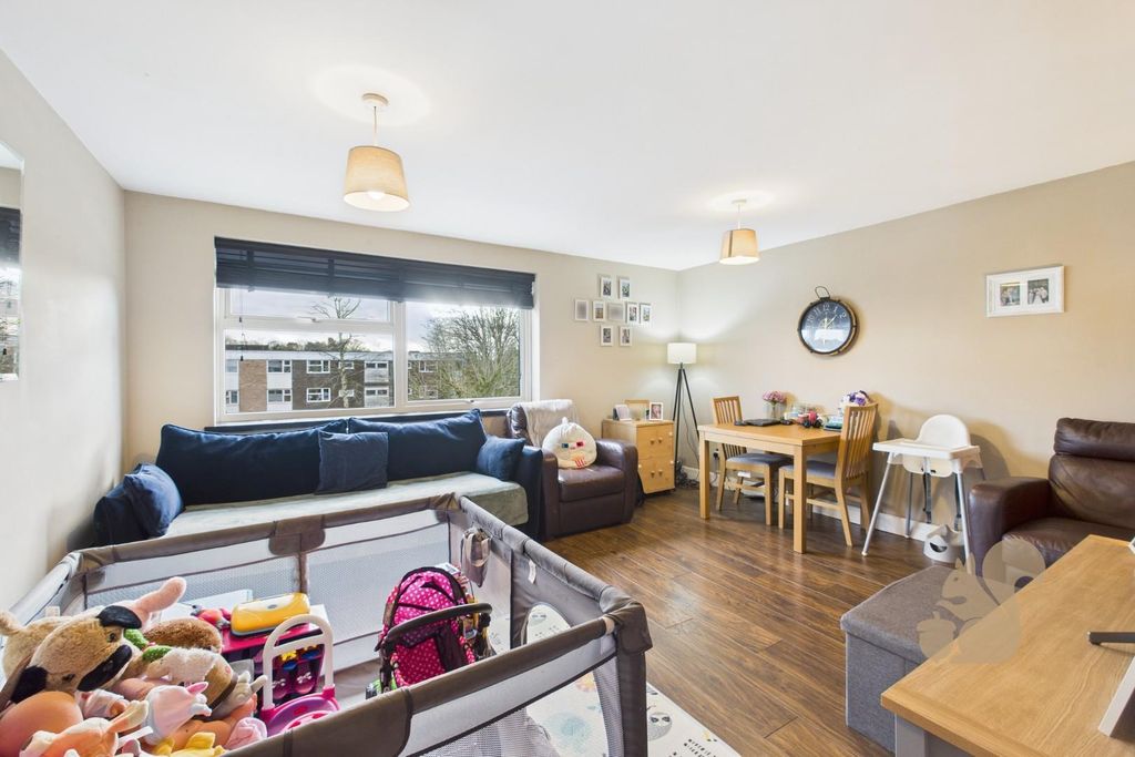 Property photo 3 of 12 Cam01254G0-Pr0384-Still011.Jpg