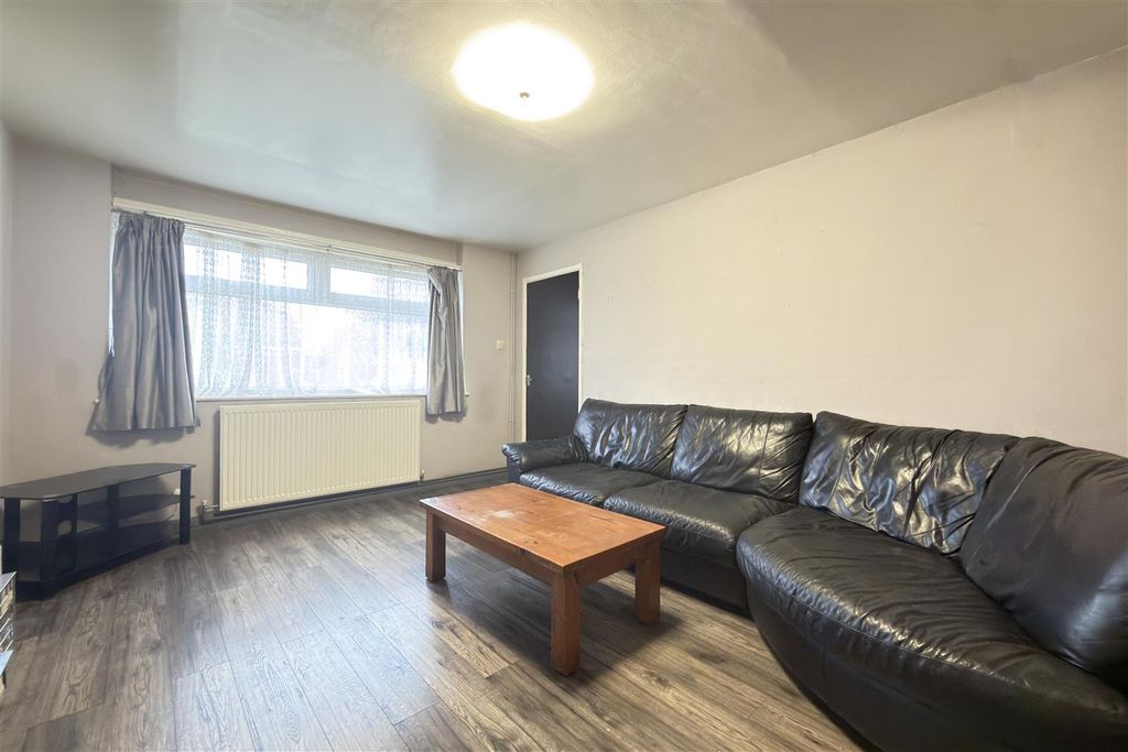 Property photo 3 of 15 Lounge