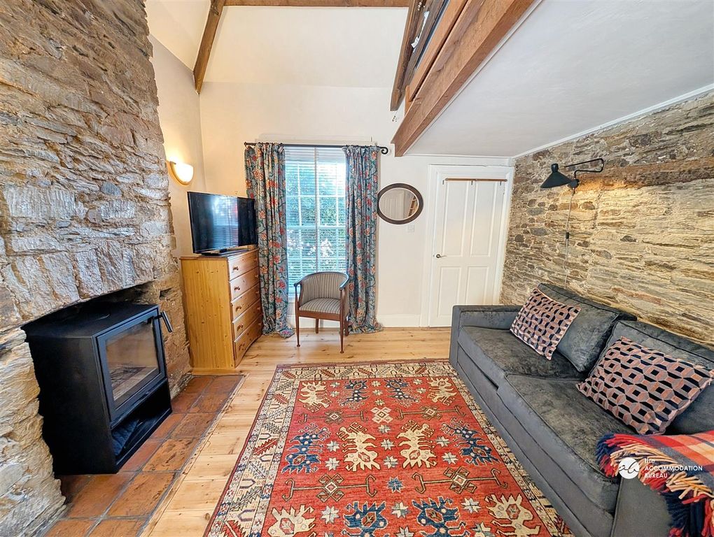 Property photo 3 of 14 Lounge
