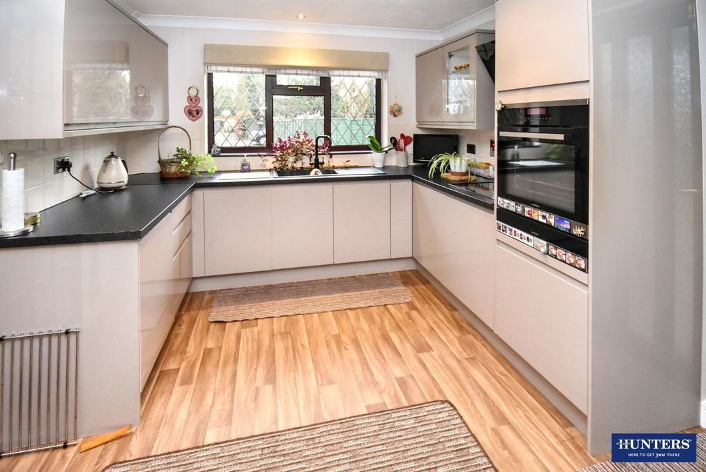 Property photo 3 of 18 Kitchen
