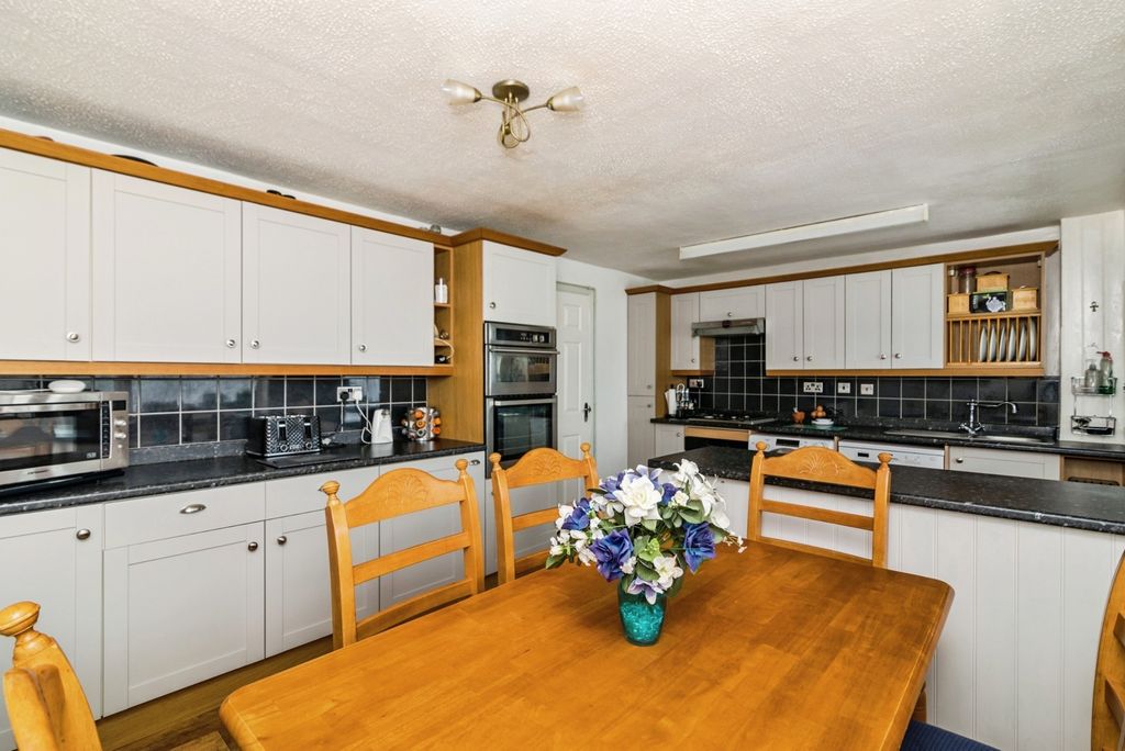 Property photo 3 of 17 Kitchen