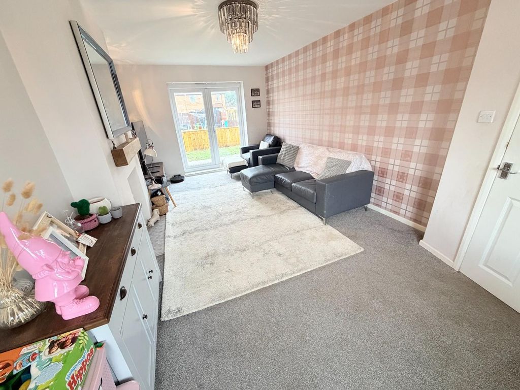 Property photo 3 of 19 Lounge