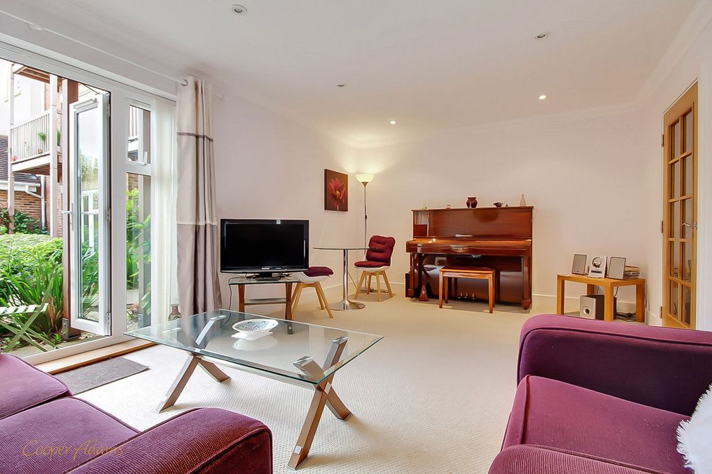 Property photo 3 of 11 Lounge